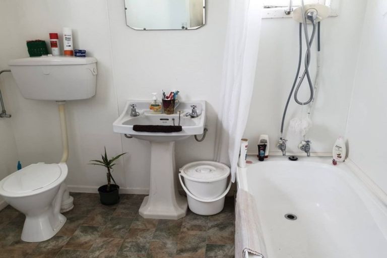 Photo of property in 80 Railway Street, Eltham, 4322