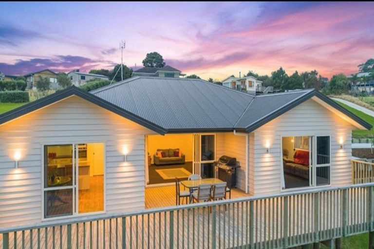 Photo of property in 38 Roberts Road, Matakatia, Whangaparaoa, 0930