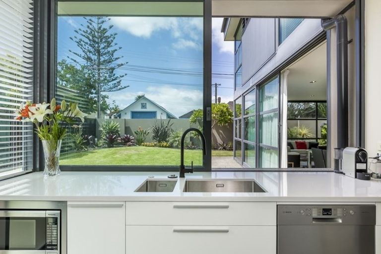 Photo of property in 4a Norwood Road, Bayswater, Auckland, 0622