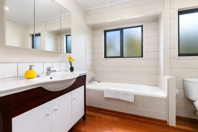 Photo of property in 6 Tasman Avenue, Henderson Valley, Auckland, 0614