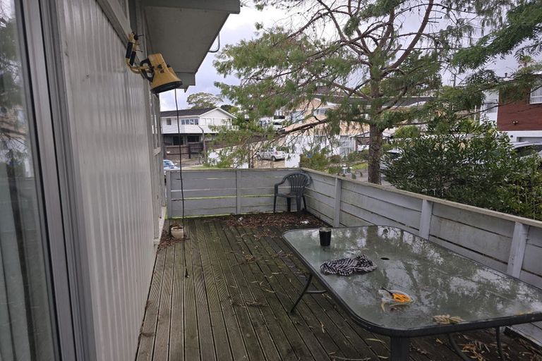 Photo of property in 4 Longbill Place, Glendene, Auckland, 0602