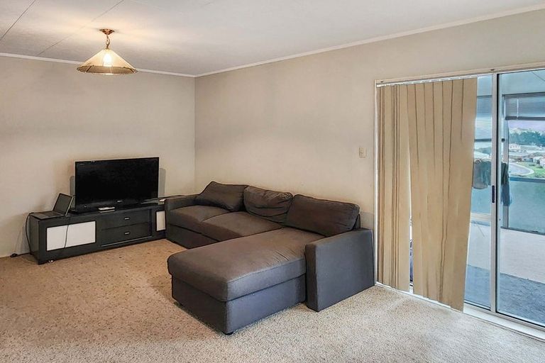 Photo of property in 56 Colchester Crescent, Newlands, Wellington, 6037