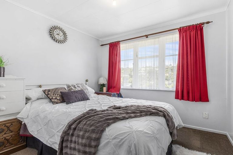 Photo of property in 111 Newlands Road, Newlands, Wellington, 6037