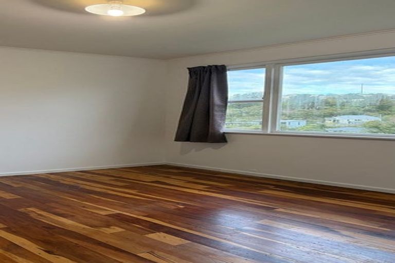 Photo of property in 147 Ruskin Road, Newlands, Wellington, 6037