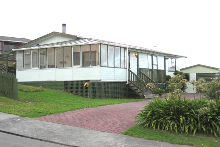 Photo of property in 9 Evesham Place, Newlands, Wellington, 6037