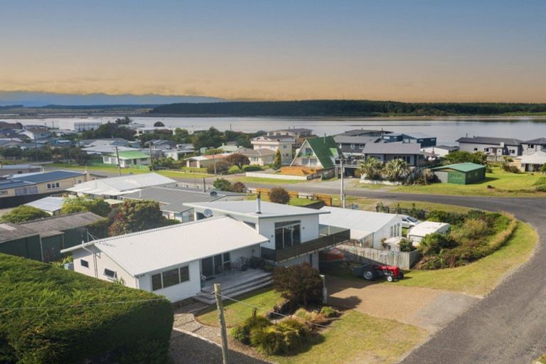 Photo of property in 18 Robbie Street, Foxton Beach, Foxton, 4815