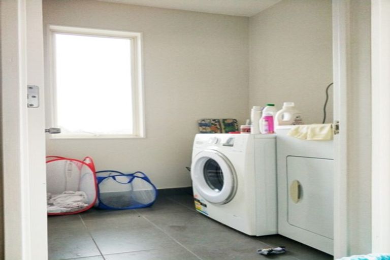 Photo of property in 8 Lakeridge Close, Northcross, Auckland, 0632