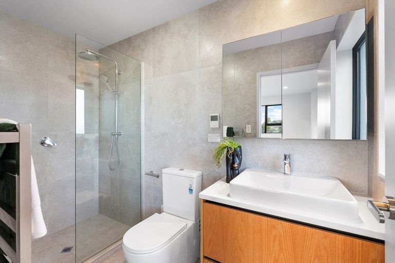 Photo of property in 4d Fowler Street, Northcote, Auckland, 0627