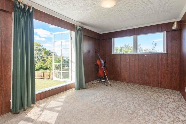 Photo of property in 2 Wakeling Avenue, Te Atatu South, Auckland, 0610