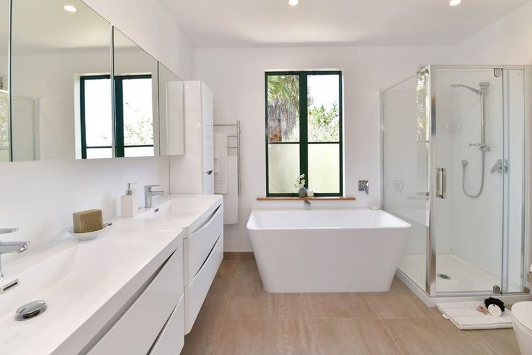 Photo of property in 1447 Old North Road, Helensville, 0875