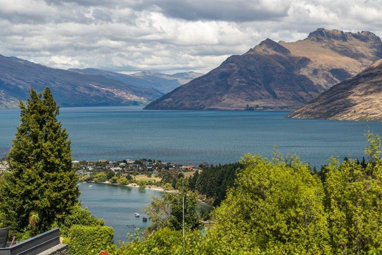 Photo of property in 5 Windsor Place, Queenstown, 9300