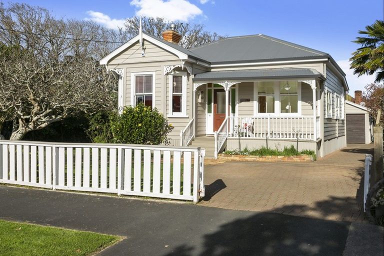 Photo of property in 12 Vincent Road, Northcote Point, Auckland, 0627