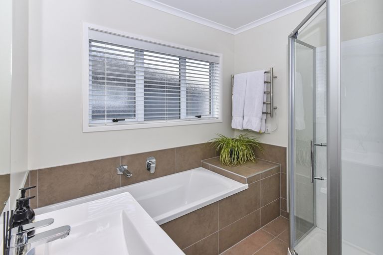 Photo of property in 6 Cornwall Place, Karaka, Papakura, 2113