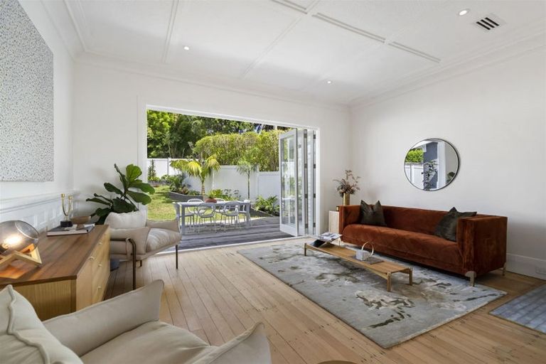 Photo of property in 16 Hinemoa Terrace, Birkenhead, Auckland, 0626