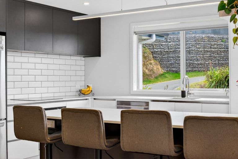 Photo of property in 77 Oak Road, Poraiti, Napier, 4112