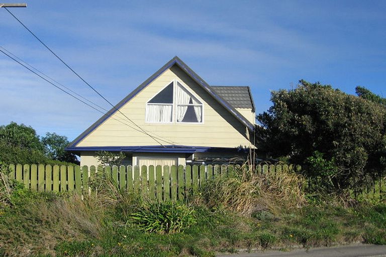 Photo of property in 2 Waimea Road, Waikanae Beach, Waikanae, 5036