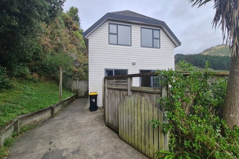 Photo of property in 30a Domanski Crescent, Owhiro Bay, Wellington, 6023