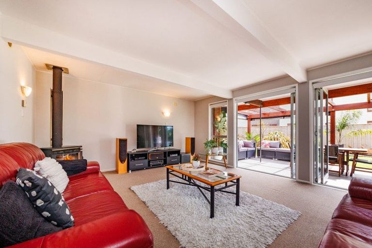 Photo of property in 15 Chilton Grove, Hokowhitu, Palmerston North, 4410