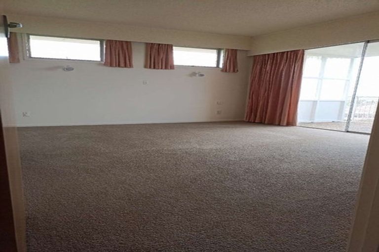 Photo of property in 2 Wakeling Avenue, Te Atatu South, Auckland, 0610