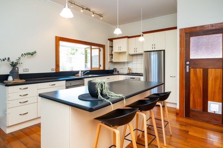 Photo of property in 127 Vigor Brown Street, Napier South, Napier, 4110