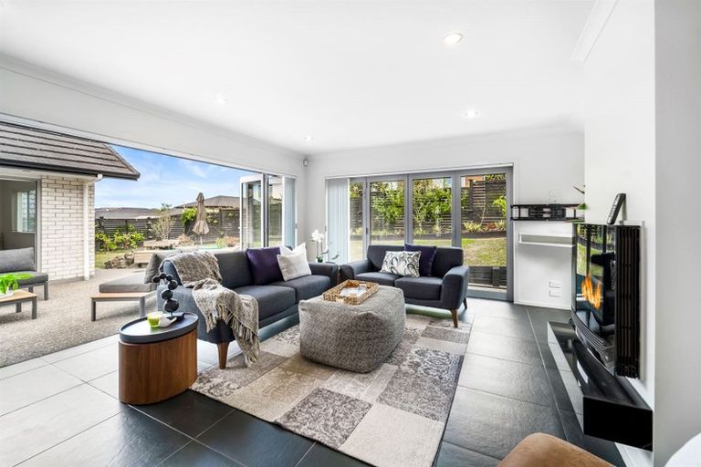 Photo of property in 32 Corricvale Way, Northcross, Auckland, 0630