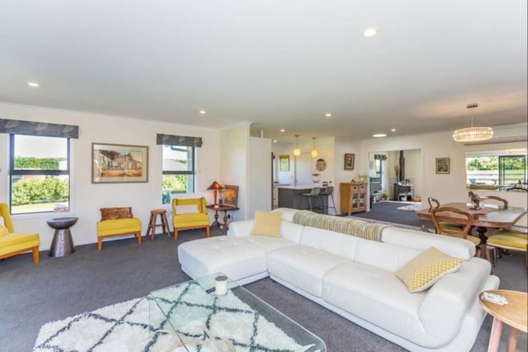 Photo of property in 398a Tararua Road, Levin, 5571