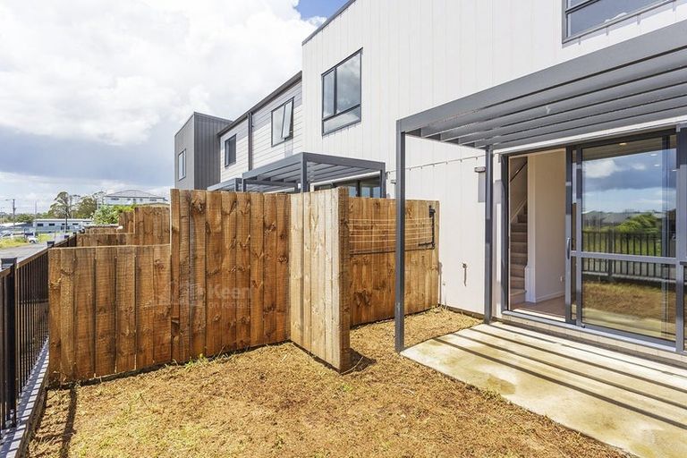 Photo of property in 8 Dorothy Thorpe Way, New Lynn, 0600