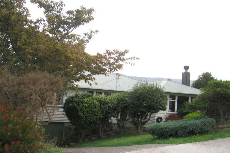 Photo of property in 12 Kereru Bend, Tawa, Wellington, 5028