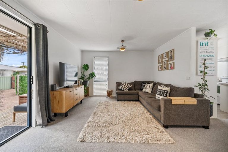 Photo of property in 1b Arney Road, Ranui, Auckland, 0612