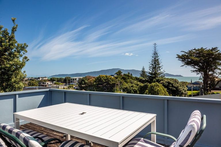 Photo of property in 4 Rangihiroa Street, Waikanae Beach, Waikanae, 5036