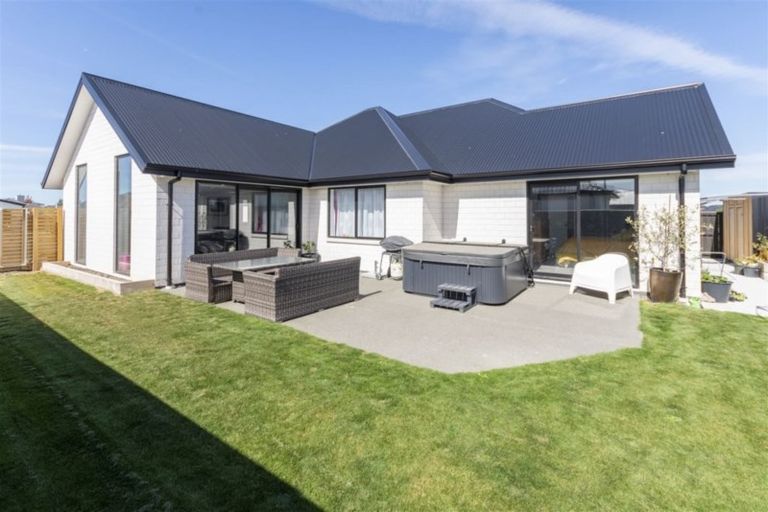 Photo of property in 12 Valour Drive, Rangiora, 7400