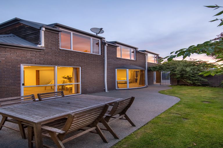 Photo of property in 376a Memorial Avenue, Burnside, Christchurch, 8053