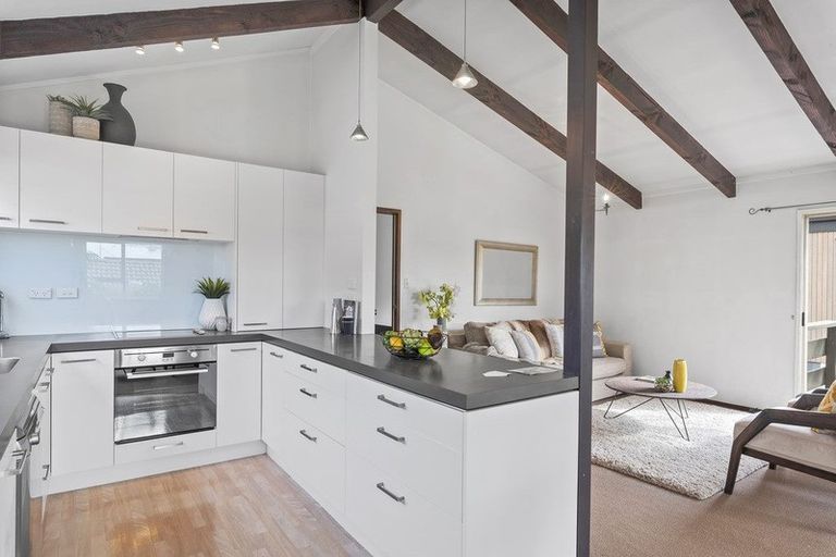 Photo of property in 2/10 Pierce Road, Milford, Auckland, 0620