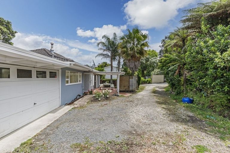 Photo of property in 1/7 Tallington Crescent, Torbay, Auckland, 0630