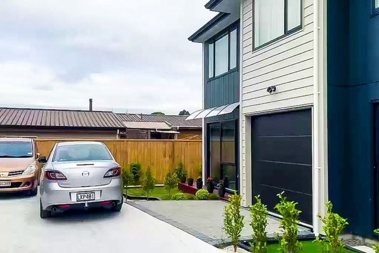 Photo of property in 43c Beach Road, Pahurehure, 2113