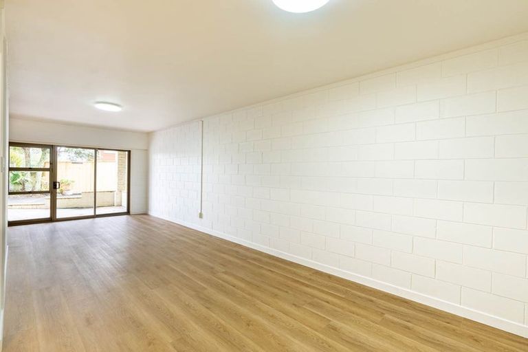 Photo of property in 16 Trevone Place, Forrest Hill, Auckland, 0620