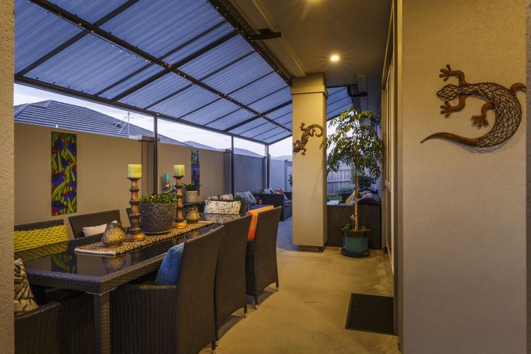 Photo of property in 124 Johnstone Drive, Fitzherbert, Palmerston North, 4410