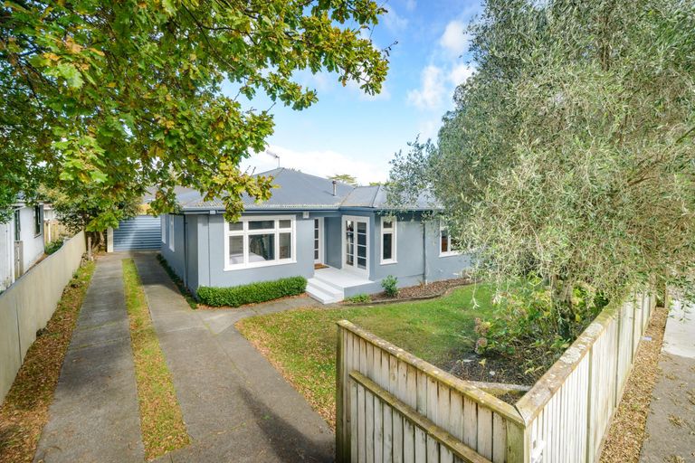 Photo of property in 118 Pahiatua Street, Hokowhitu, Palmerston North, 4410
