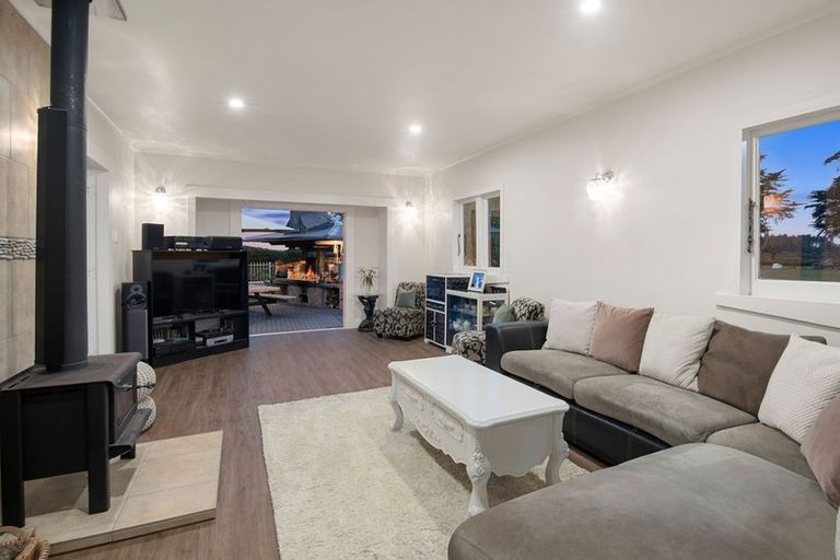 Photo of property in 723 Waitakere Road, Kumeu, 0891