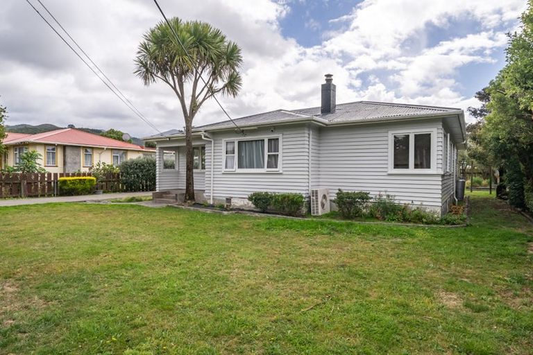 Photo of property in 83 Brandon Street, Featherston, 5710