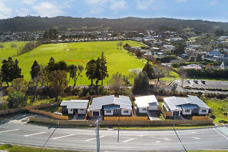 Photo of property in 400 Main Road, Huapai, Kumeu, 0810