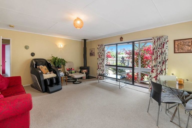 Photo of property in 30b Rangihiroa Street, Waikanae Beach, Waikanae, 5036