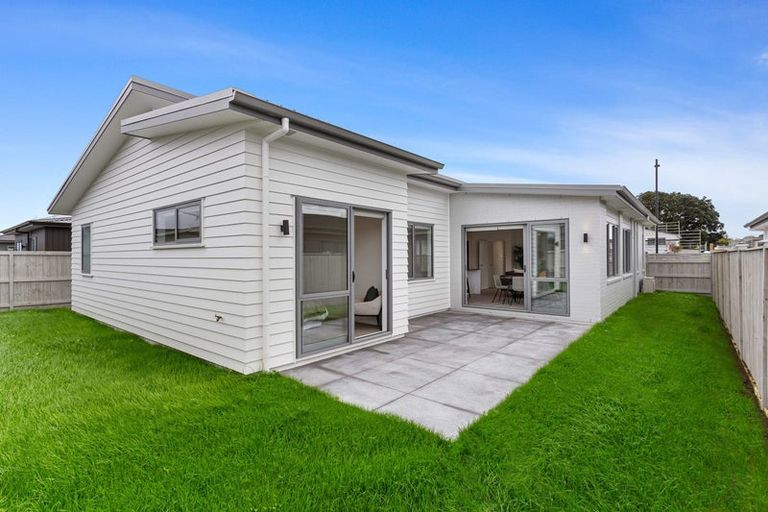 Photo of property in 98 Pepene Avenue, Takanini, 2112