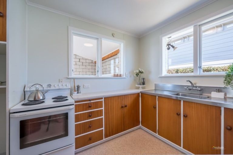 Photo of property in 16 Whites Line West, Woburn, Lower Hutt, 5010