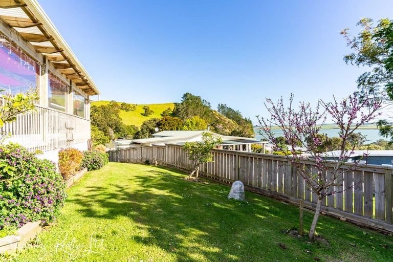 Photo of property in 10 Oxford Street, Whakapirau, Maungaturoto, 0583