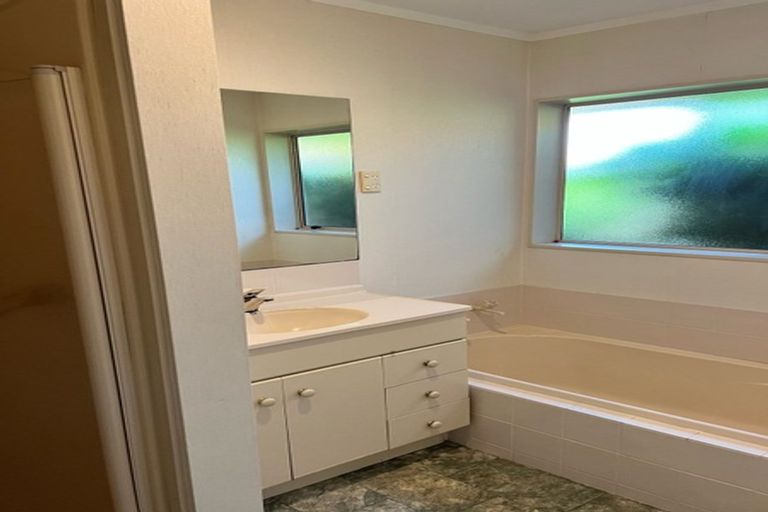 Photo of property in 2/10 Caldbeck Rise, Northpark, Auckland, 2013