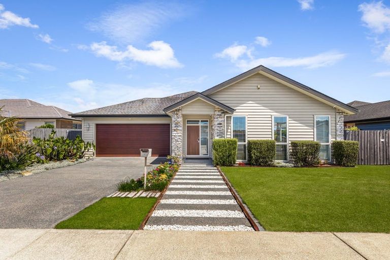 Photo of property in 17 Larmer Drive, Kumeu, 0810