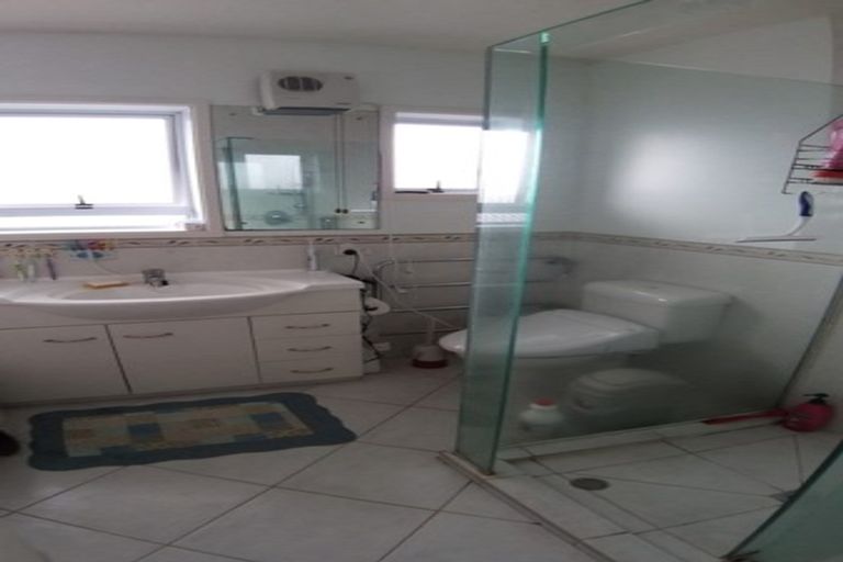 Photo of property in 18 Tupaki Place, Pakuranga Heights, Auckland, 2010