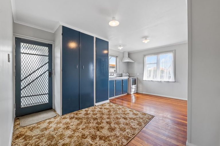 Photo of property in 4 Holford Street, Westown, New Plymouth, 4310