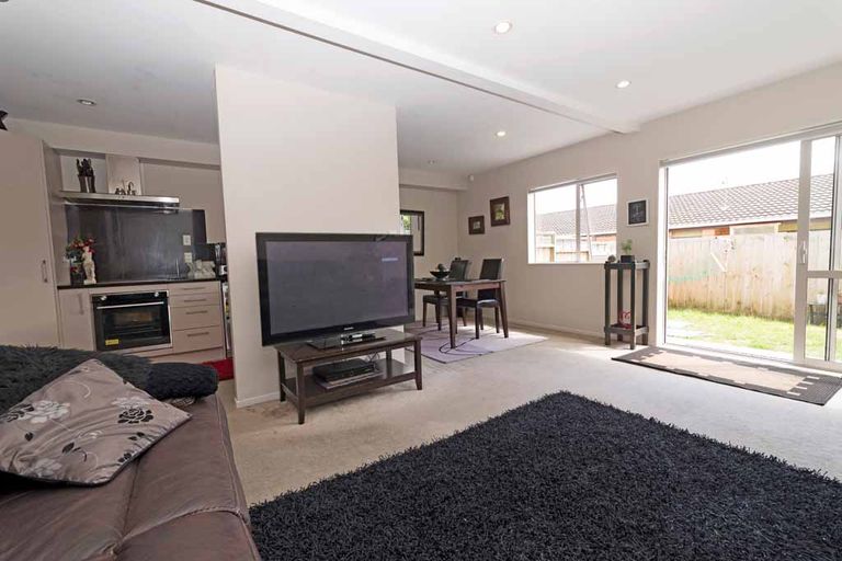 Photo of property in 15/45a Swanson Road, Henderson, Auckland, 0610